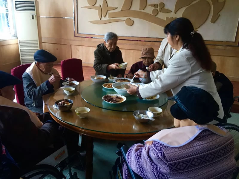 服務(wù)二：針對老年人飲食特點提供科學(xué)合理的膳食搭配。
